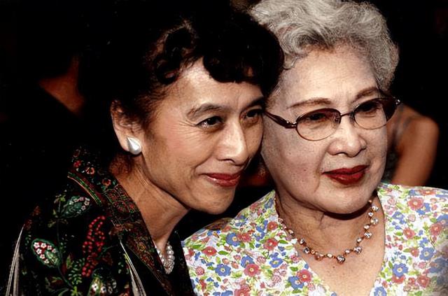美到移不開眼！資深女星「77歲照樣優雅」靠細節氣質加分　「穿衣要留白」配戴1物身材比例變好