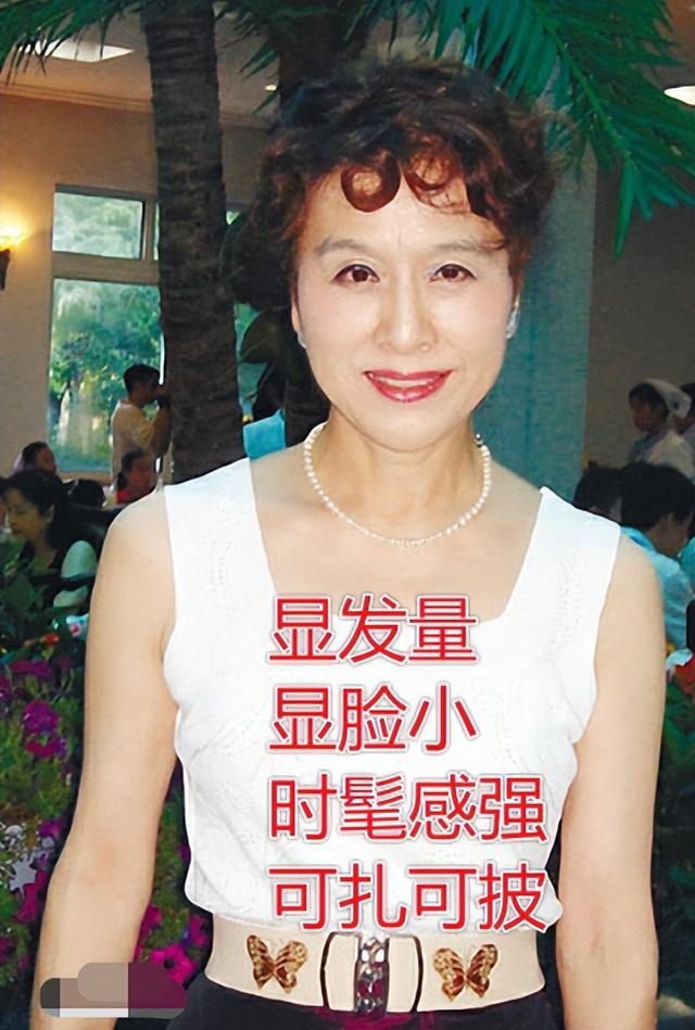 美到移不開眼！資深女星「77歲照樣優雅」靠細節氣質加分　「穿衣要留白」配戴1物身材比例變好