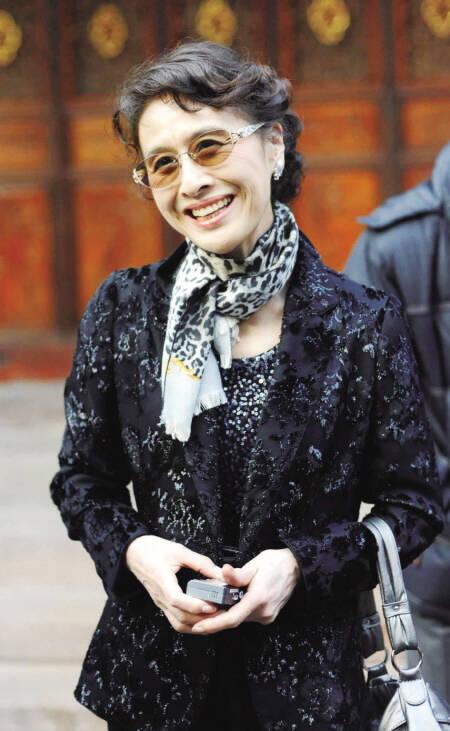 美到移不開眼！資深女星「77歲照樣優雅」靠細節氣質加分　「穿衣要留白」配戴1物身材比例變好