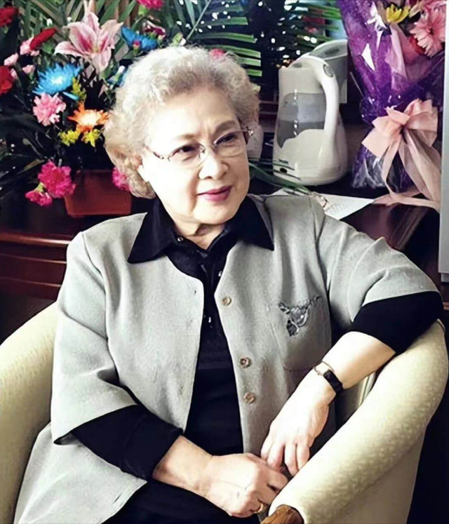 美到移不開眼！資深女星「77歲照樣優雅」靠細節氣質加分　「穿衣要留白」配戴1物身材比例變好