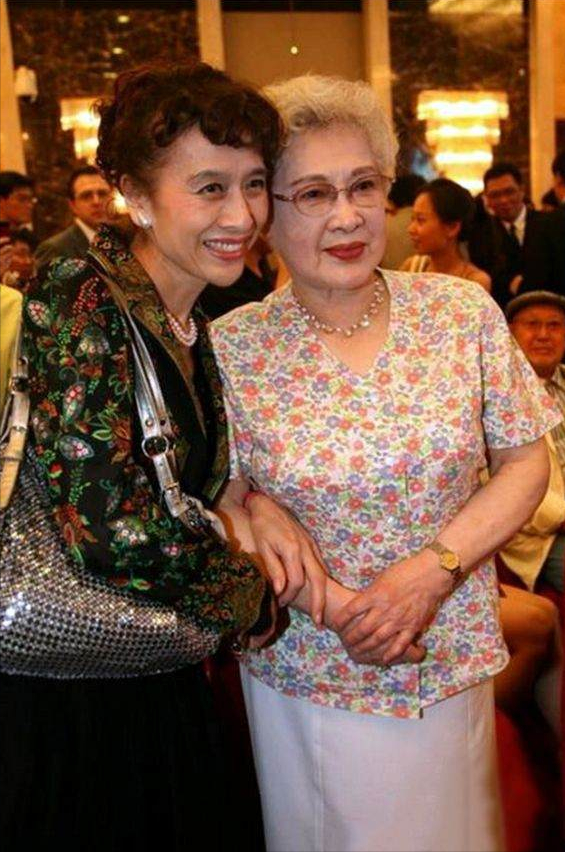 美到移不開眼！資深女星「77歲照樣優雅」靠細節氣質加分　「穿衣要留白」配戴1物身材比例變好
