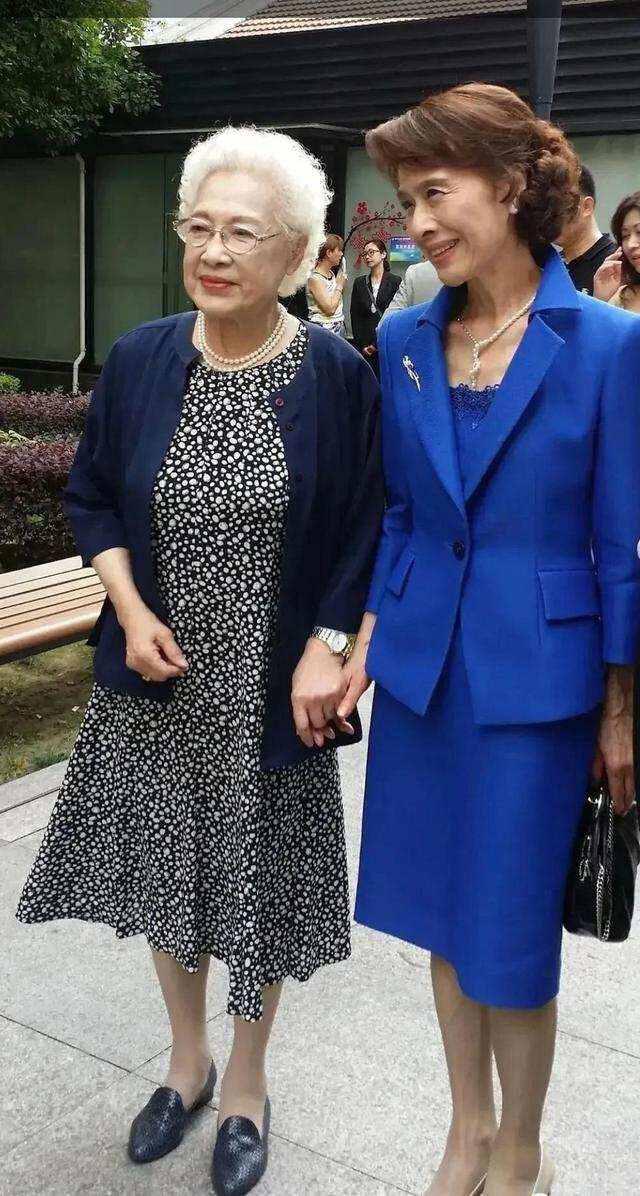 美到移不開眼！資深女星「77歲照樣優雅」靠細節氣質加分　「穿衣要留白」配戴1物身材比例變好
