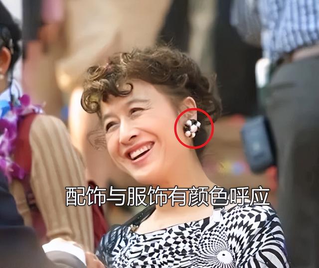 美到移不開眼！資深女星「77歲照樣優雅」靠細節氣質加分　「穿衣要留白」配戴1物身材比例變好