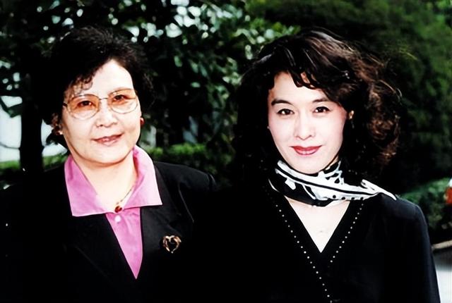美到移不開眼！資深女星「77歲照樣優雅」靠細節氣質加分　「穿衣要留白」配戴1物身材比例變好