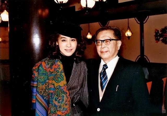 美到移不開眼！資深女星「77歲照樣優雅」靠細節氣質加分　「穿衣要留白」配戴1物身材比例變好
