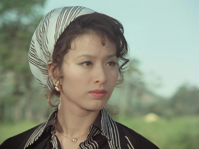 美到移不開眼！資深女星「77歲照樣優雅」靠細節氣質加分　「穿衣要留白」配戴1物身材比例變好