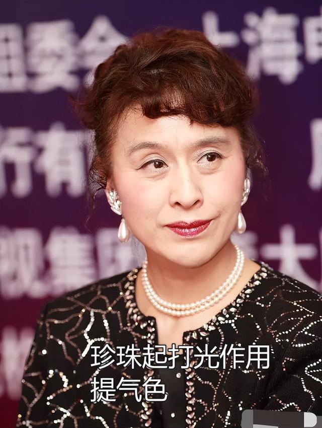 美到移不開眼！資深女星「77歲照樣優雅」靠細節氣質加分　「穿衣要留白」配戴1物身材比例變好