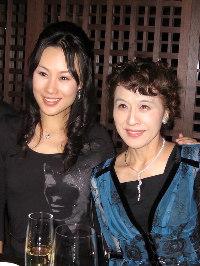 美到移不開眼！資深女星「77歲照樣優雅」靠細節氣質加分　「穿衣要留白」配戴1物身材比例變好