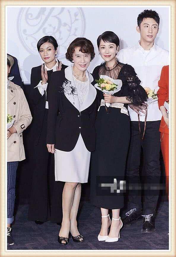 美到移不開眼！資深女星「77歲照樣優雅」靠細節氣質加分　「穿衣要留白」配戴1物身材比例變好
