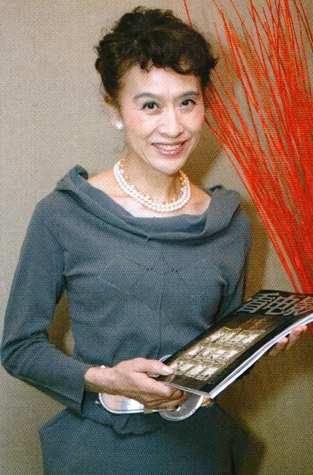 美到移不開眼！資深女星「77歲照樣優雅」靠細節氣質加分　「穿衣要留白」配戴1物身材比例變好
