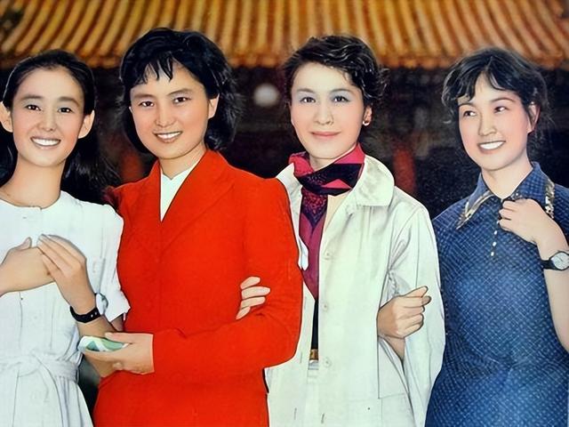 美到移不開眼！資深女星「77歲照樣優雅」靠細節氣質加分　「穿衣要留白」配戴1物身材比例變好