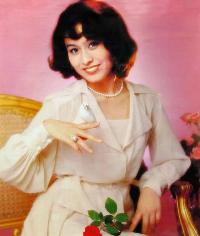 美到移不開眼！資深女星「77歲照樣優雅」靠細節氣質加分　「穿衣要留白」配戴1物身材比例變好