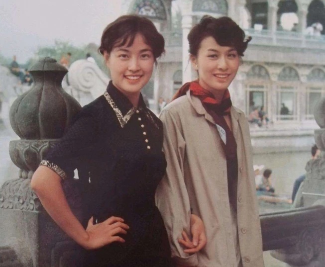 美到移不開眼！資深女星「77歲照樣優雅」靠細節氣質加分　「穿衣要留白」配戴1物身材比例變好