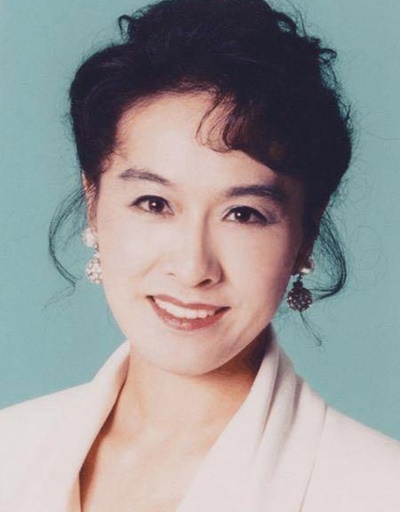 美到移不開眼！資深女星「77歲照樣優雅」靠細節氣質加分　「穿衣要留白」配戴1物身材比例變好