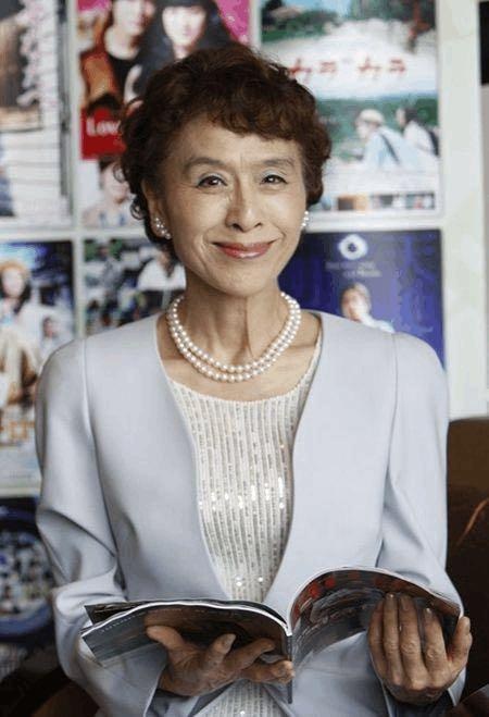 美到移不開眼！資深女星「77歲照樣優雅」靠細節氣質加分　「穿衣要留白」配戴1物身材比例變好