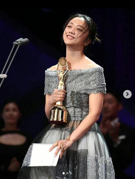 搭檔梁朝偉爆紅！43歲女星成名被消失「奠定影后地位」　「移居韓國當農婦」種田養雞好愜意