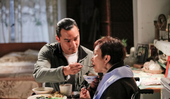 孝感動天！孝子法官不顧醫警告「堅持捐2/3肝救母」　為換母平安「發願折壽12年」20年後出現奇蹟