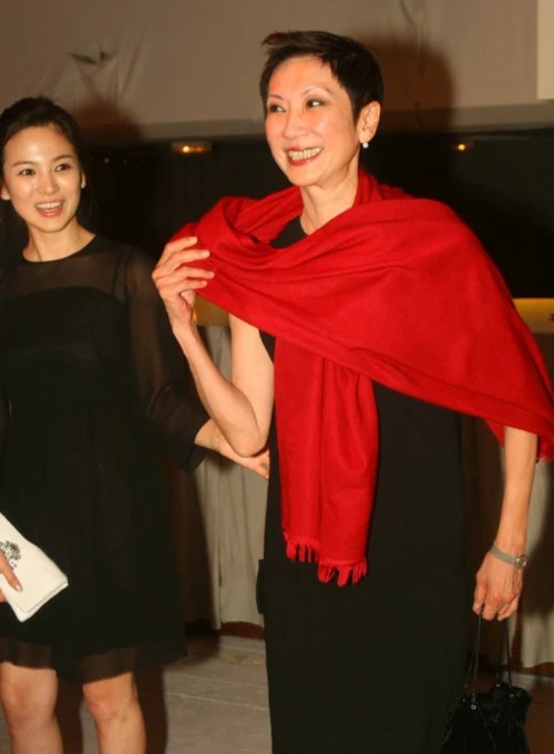 無悔付出一場空！三金名導「棄30年正宮」火速戀上小30歲女友　「連林青霞都抱不平」兩人越愛越大方