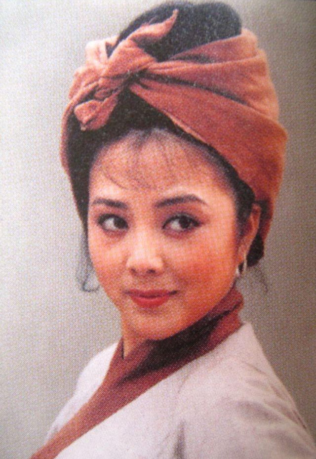 當紅女演員成通緝犯！她遭陷害「被離婚淨身出戶」一無所有　前夫猝逝「她現身扶靈」一番話惹心疼