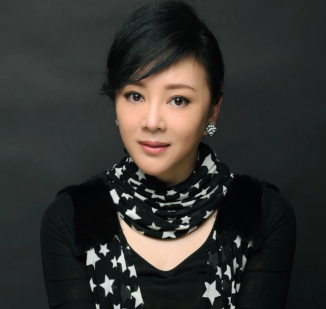 當紅女演員成通緝犯！她遭陷害「被離婚淨身出戶」一無所有　前夫猝逝「她現身扶靈」一番話惹心疼