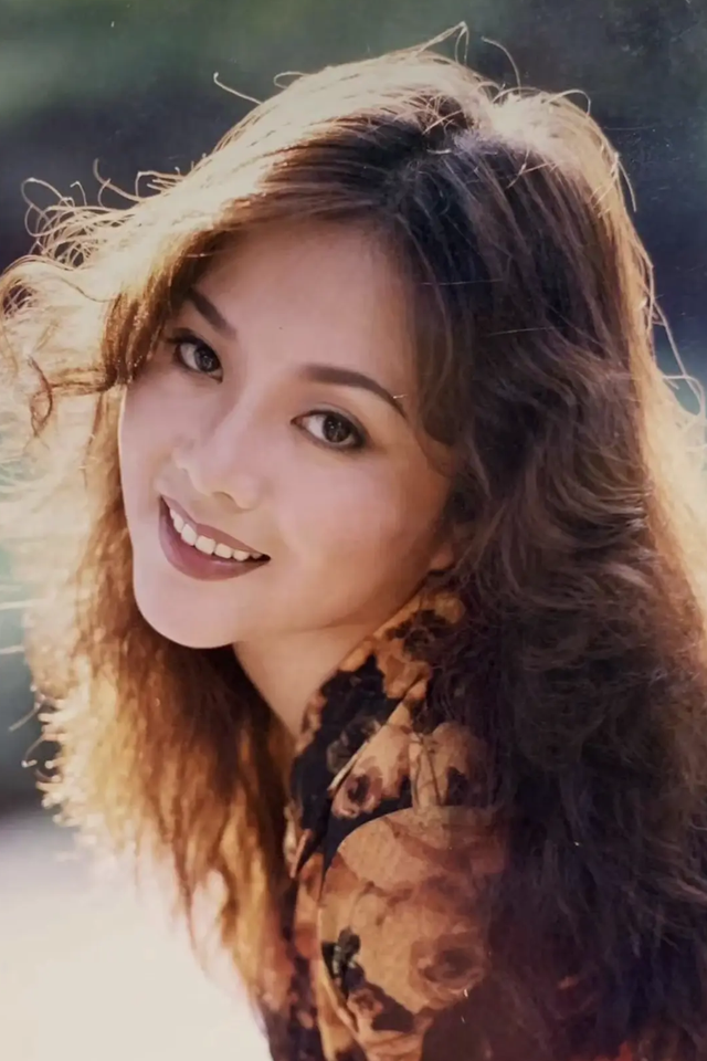 當紅女演員成通緝犯！她遭陷害「被離婚淨身出戶」一無所有　前夫猝逝「她現身扶靈」一番話惹心疼