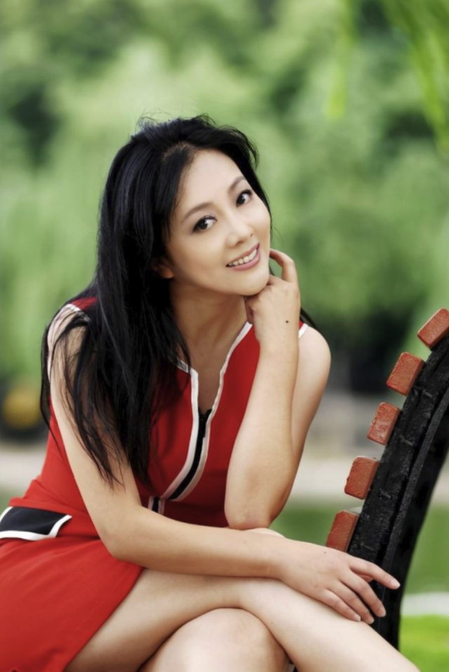 當紅女演員成通緝犯！她遭陷害「被離婚淨身出戶」一無所有　前夫猝逝「她現身扶靈」一番話惹心疼