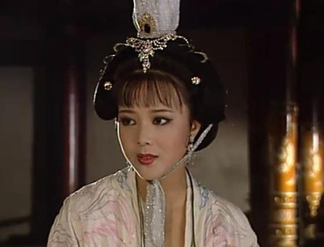當紅女演員成通緝犯！她遭陷害「被離婚淨身出戶」一無所有　前夫猝逝「她現身扶靈」一番話惹心疼