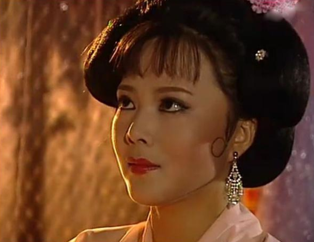 當紅女演員成通緝犯！她遭陷害「被離婚淨身出戶」一無所有　前夫猝逝「她現身扶靈」一番話惹心疼