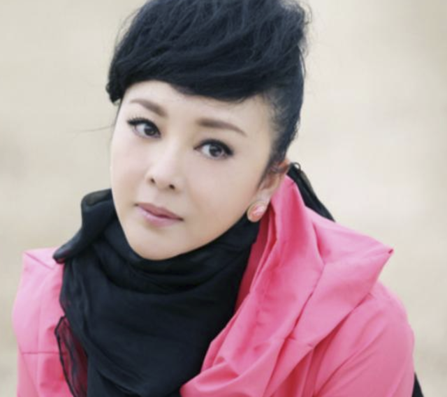 當紅女演員成通緝犯！她遭陷害「被離婚淨身出戶」一無所有　前夫猝逝「她現身扶靈」一番話惹心疼
