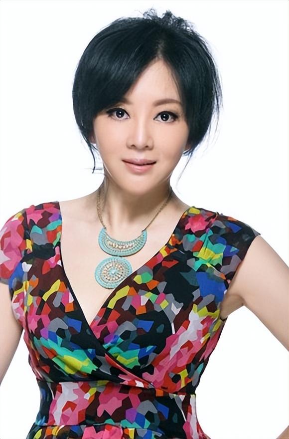 當紅女演員成通緝犯！她遭陷害「被離婚淨身出戶」一無所有　前夫猝逝「她現身扶靈」一番話惹心疼