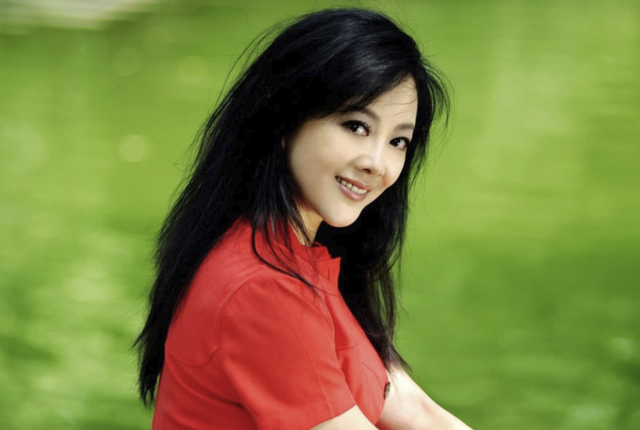 當紅女演員成通緝犯！她遭陷害「被離婚淨身出戶」一無所有　前夫猝逝「她現身扶靈」一番話惹心疼