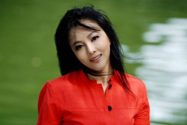 當紅女演員成通緝犯！她遭陷害「被離婚淨身出戶」一無所有　前夫猝逝「她現身扶靈」一番話惹心疼