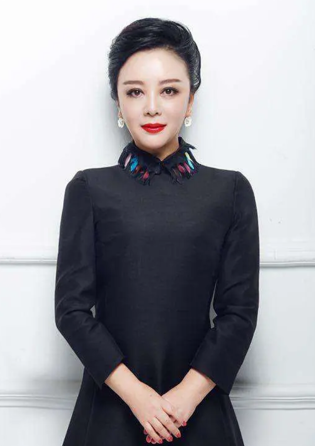 當紅女演員成通緝犯！她遭陷害「被離婚淨身出戶」一無所有　前夫猝逝「她現身扶靈」一番話惹心疼
