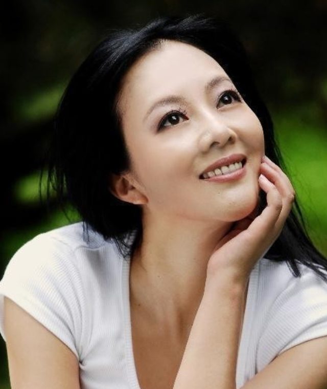 當紅女演員成通緝犯！她遭陷害「被離婚淨身出戶」一無所有　前夫猝逝「她現身扶靈」一番話惹心疼