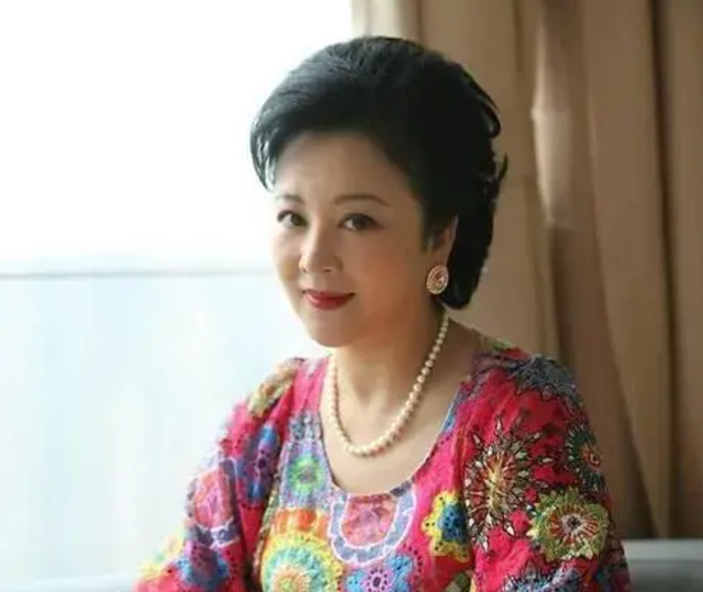 當紅女演員成通緝犯！她遭陷害「被離婚淨身出戶」一無所有　前夫猝逝「她現身扶靈」一番話惹心疼
