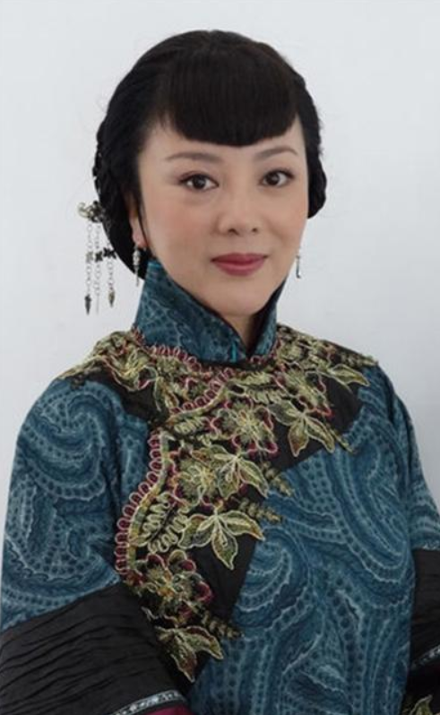 當紅女演員成通緝犯！她遭陷害「被離婚淨身出戶」一無所有　前夫猝逝「她現身扶靈」一番話惹心疼