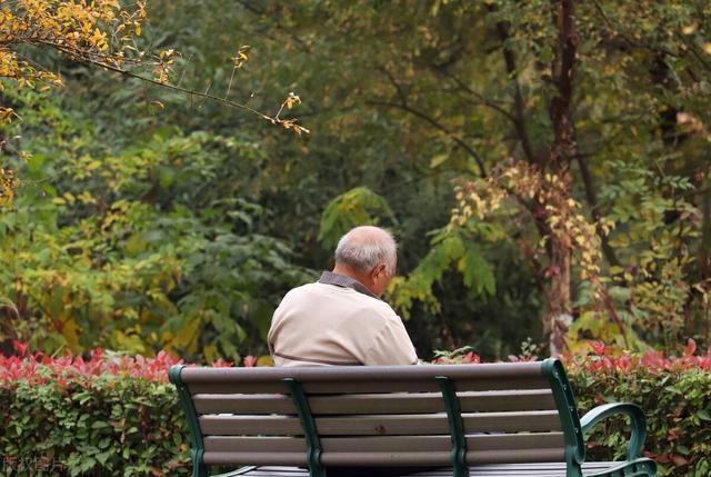 苦了好多年！老伴臨終前「讓我牢記一句話」現在才明白　66歲「照做生活大逆轉」：真的變幸福了