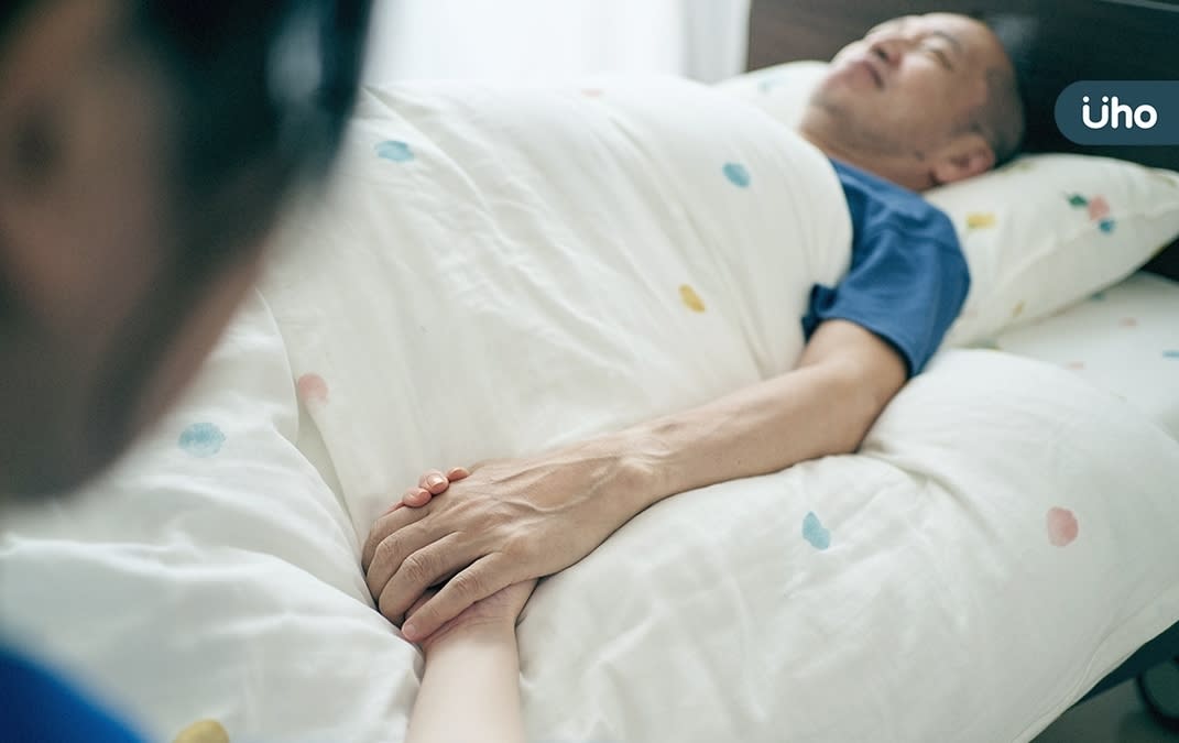 已經了無遺憾！健康父太思念老伴「決定斷食結束生命」　「子女含淚成全」平靜闔上了眼