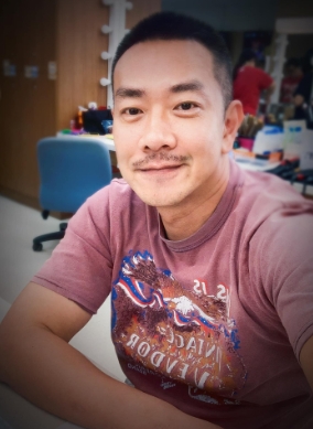 車頭全毀！53歲本土劇男星「開車自撞分隔島」　慘賠50萬「轉行賣干貝醬維生」