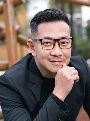 車頭全毀！53歲本土劇男星「開車自撞分隔島」　慘賠50萬「轉行賣干貝醬維生」