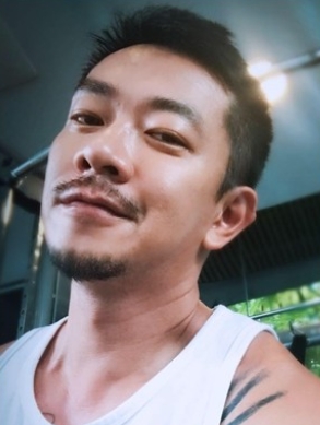 車頭全毀！53歲本土劇男星「開車自撞分隔島」　慘賠50萬「轉行賣干貝醬維生」