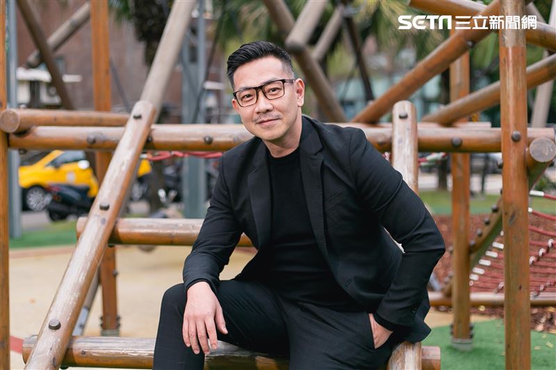 車頭全毀！53歲本土劇男星「開車自撞分隔島」　慘賠50萬「轉行賣干貝醬維生」