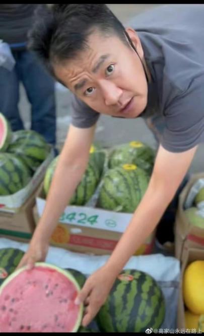 演活苦命小人物！42歲國民男星「鬧區擺攤賣水果」沒人認出　沒戲拍「連貨車都自己開」近況曝光