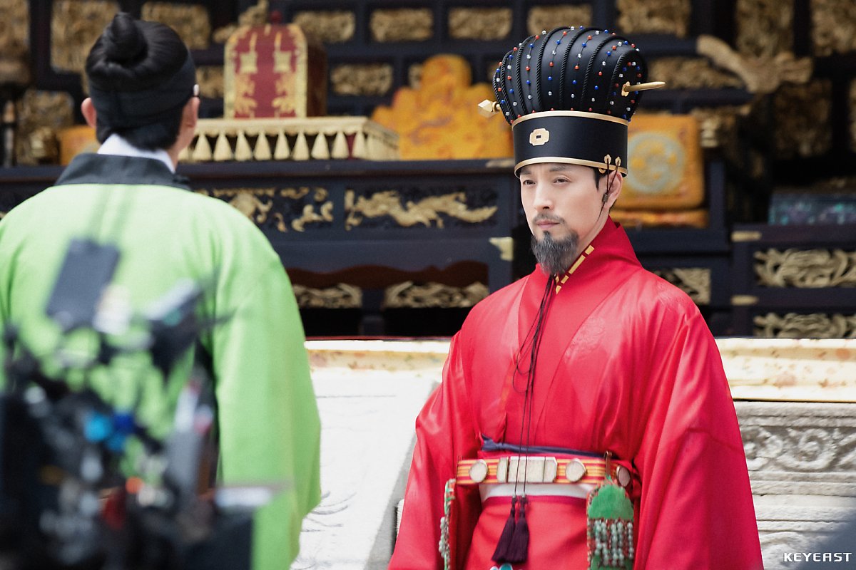 霸氣總裁本人！《黑暗榮耀》禁慾系大叔「西裝造型太迷人」　曾是YG練習生「貧窮童年逆襲成功」❤️