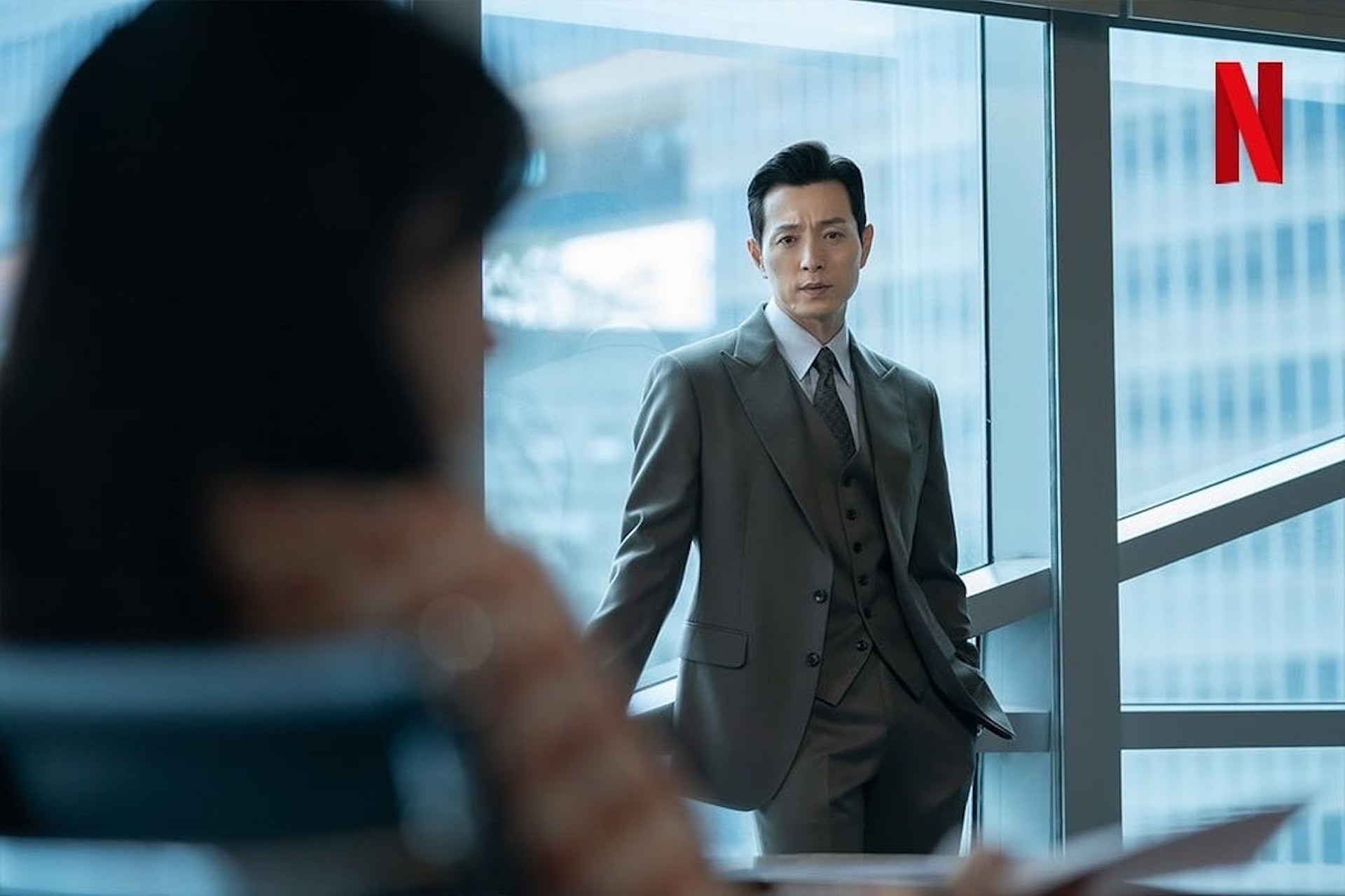 霸氣總裁本人！《黑暗榮耀》禁慾系大叔「西裝造型太迷人」　曾是YG練習生「貧窮童年逆襲成功」❤️