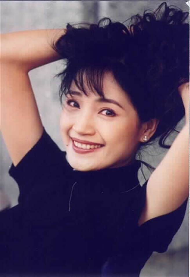 為父母終生不嫁！玉女歌手「歡慶56歲生日」單身至今　突驚喜爆「已當媽兒孫滿堂」現況曝