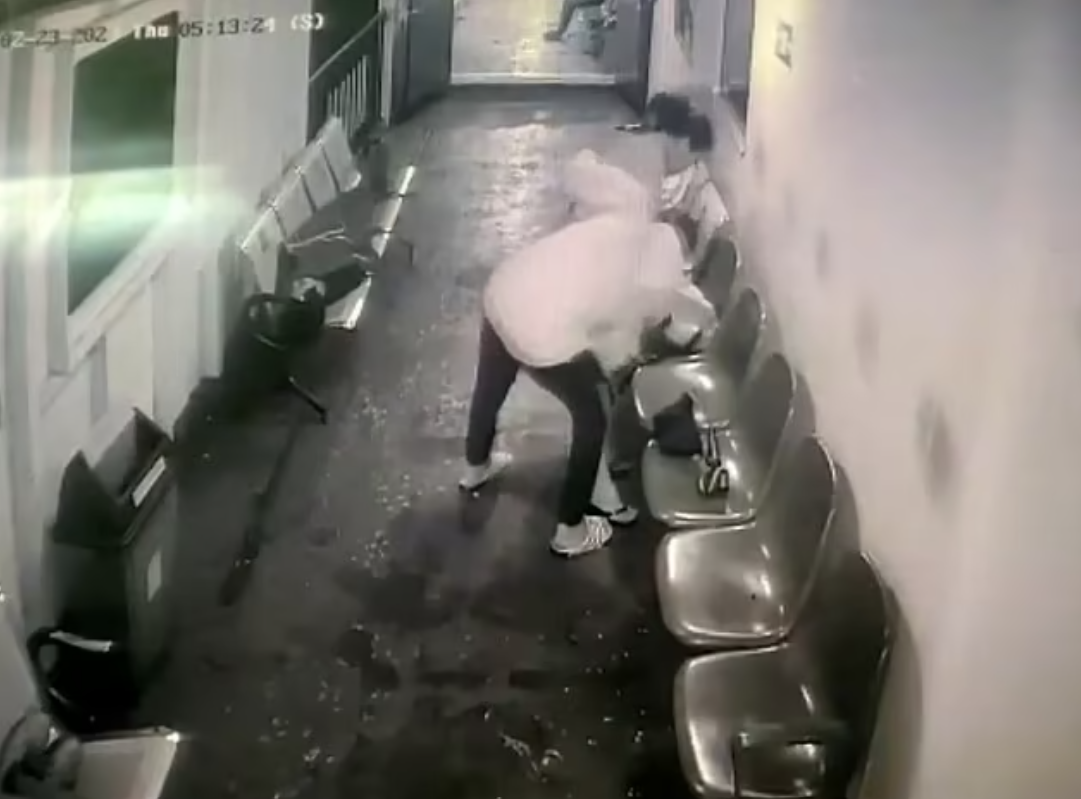 客輪上浪漫公主抱！下秒男子「將老婆扔入海中」還稱：有個聲音要我做的