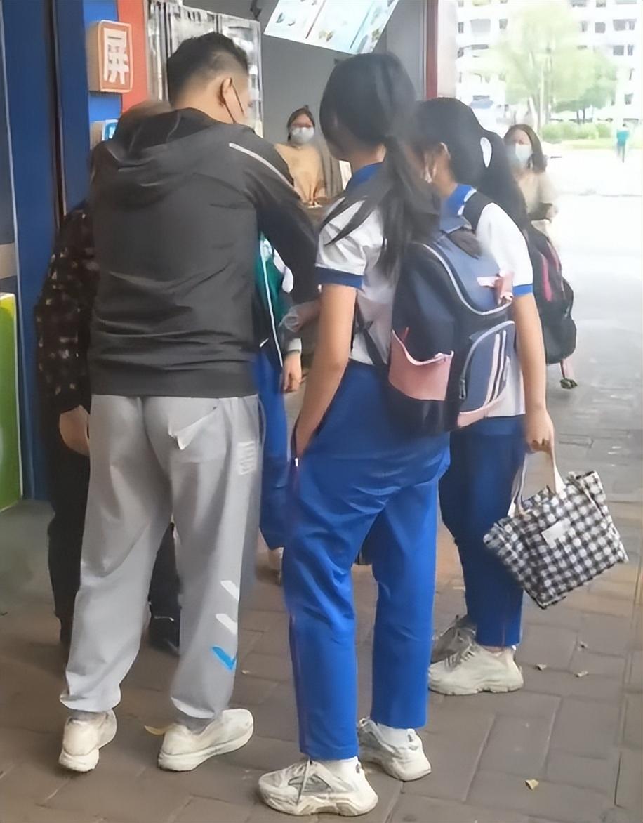 老婦人「路上撿800元」拒歸還!失主女學生「當眾下跪」崩潰哭喊:那是我的生活費...