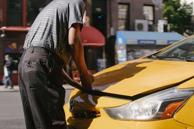 一轉頭就頭暈!40歲運將以為太累了「檢查竟罹大腸癌」 醫列「6大典型症狀」警告:都很容易忽略