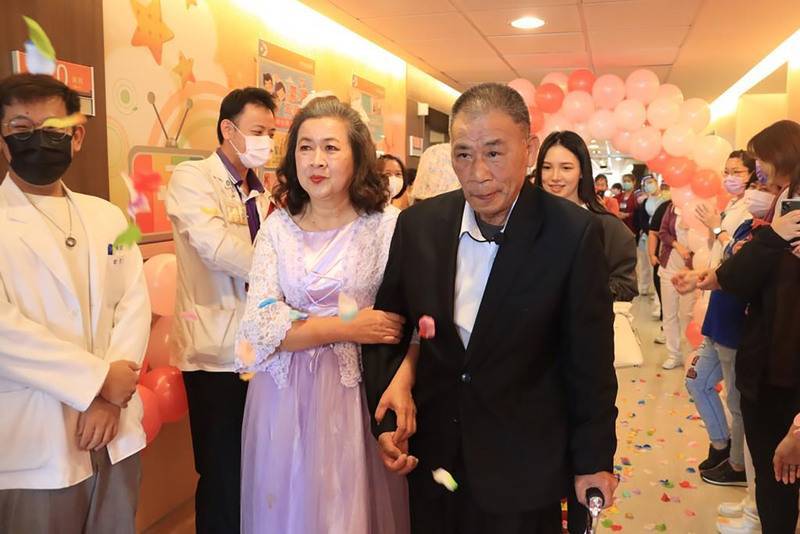 60歲求婚成功！阿伯一夕中風「遺憾29年女友沒名沒份」　拼命學說話「情人節支吾告白」：請你嫁給我